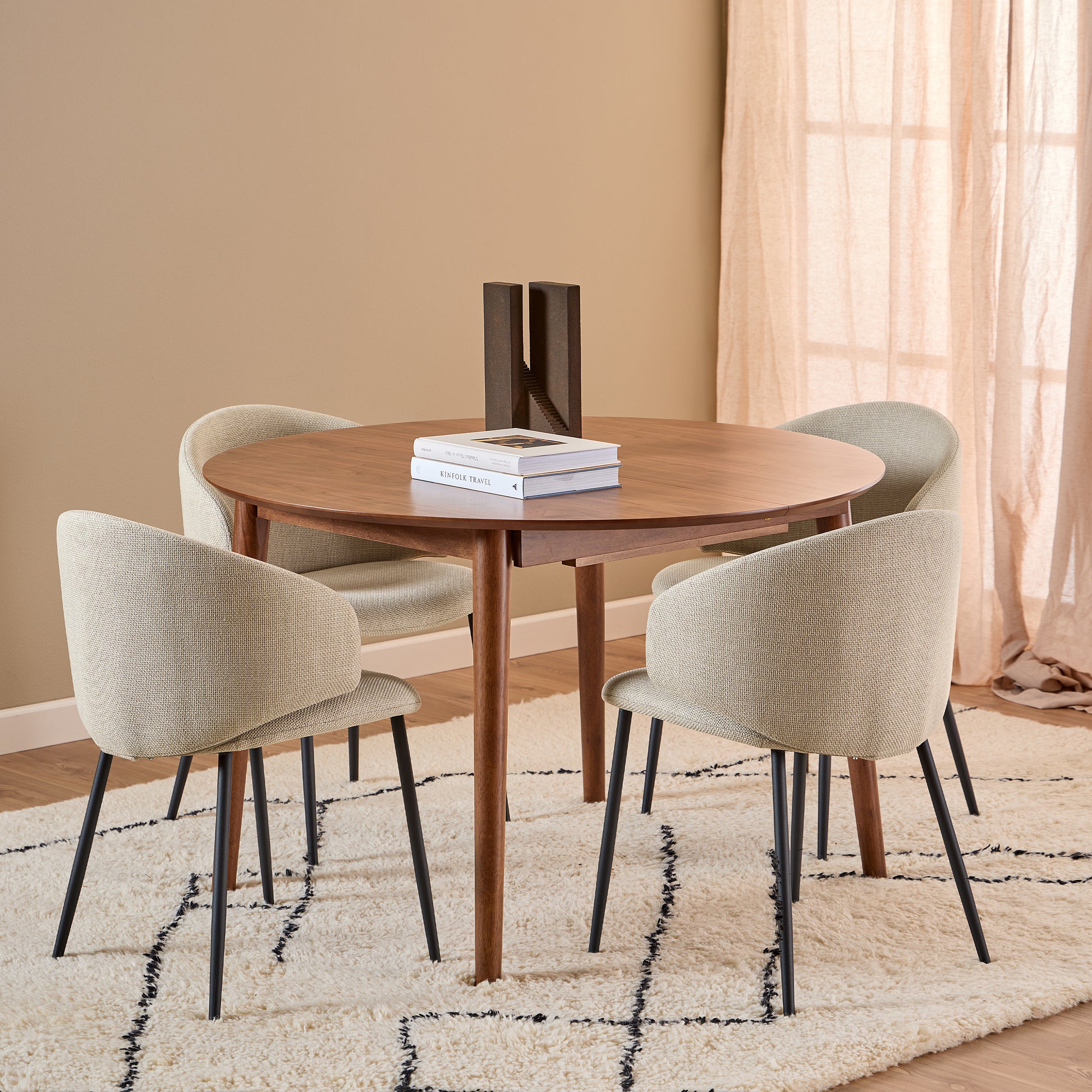 Montreux Round Extending Dining Table in Walnut 115�154cm